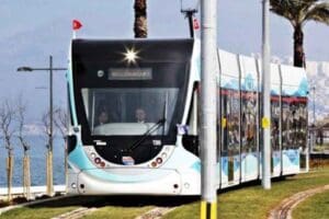 Konak Tramvay hattında meydana gelen kaza nedeniyle seferlerde aksama yaşanıyor.