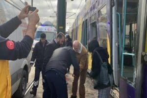 Kabataş'ta raydan &ccedil;ıkan tramvay elektrik direğine &ccedil;arptı. Kazada ilk belirlemelere