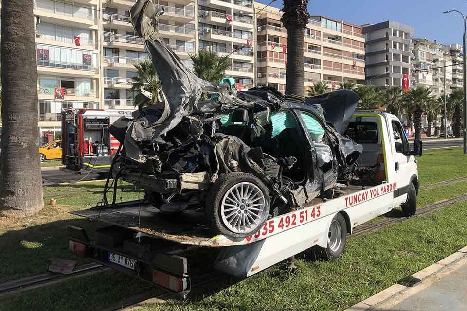 İZMİR'in Karşıyaka il&ccedil;esinde s&uuml;r&uuml;c&uuml;s&uuml;n&uuml;n direksiyon hakimiyetini kaybettiği otomobil bariyerlere vurup,