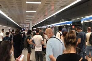 Topkapı-Mescid-i Selam Tramvay Hattı'nın Top&ccedil;ular İstasyonu'nda tramvaydan y&uuml;kselen duman paniğe