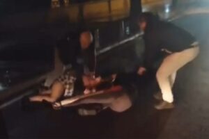 İzmir'in Konak ilçesinde, trans birey ile bir kadının, saç saça