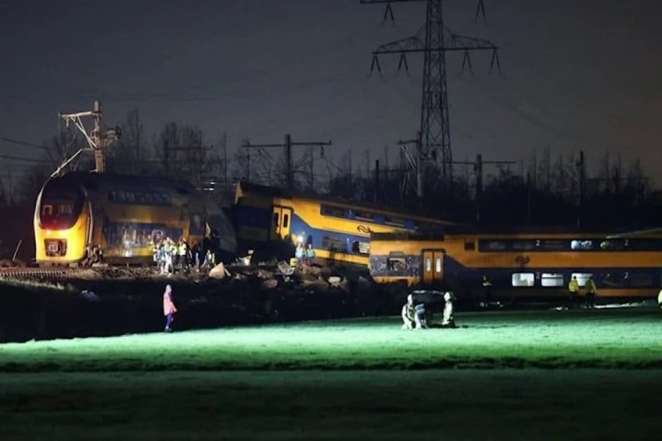 Hollanda'da bir yolcu treni raydan &ccedil;ıktı. Yetkililer olay yerinde &ouml;l&uuml;