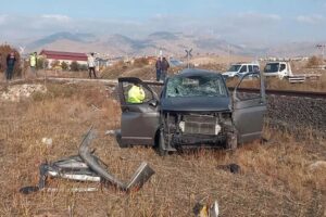 Afyonkarahisar'ın Sandıklı il&ccedil;esinde yolcu treninin hemzemin ge&ccedil;itte &ccedil;arptığı minib&uuml;steki 2