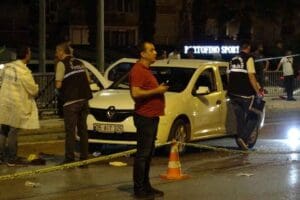 İZMİR'in Konak il&ccedil;esinde, hareket halindeki otomobile uzun namlulu silahla saldırı