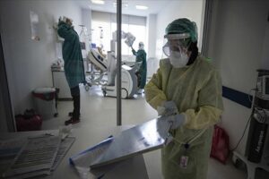 Bir&ccedil;ok varyantın bulunduğu &uuml;lkelerden T&uuml;rkiye'ye gelişte karantina uygulanmadığını vurgulayan TTB,