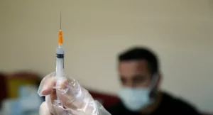 TTB, Kovid-19 aşısının tedarikindeki yetersizlik nedeniyle randevusu bulunanların aşılanmasında sıkıntı