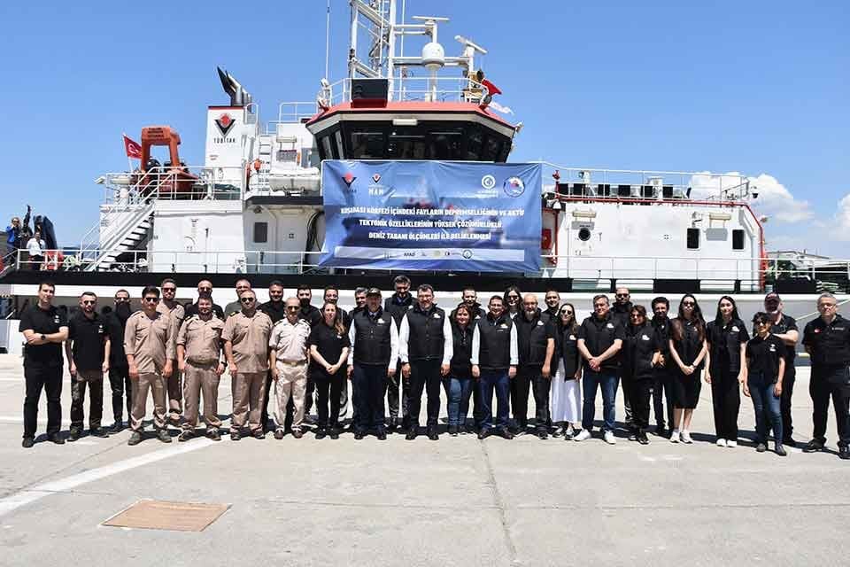 İZMİR'deki b&uuml;y&uuml;k depremin ardından T&Uuml;BİTAK MAM Araştırma Gemisi ile Kuşadası