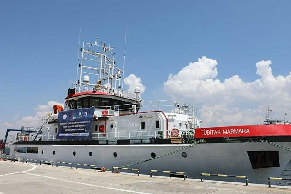 Deprem araştırmasında ilk seferini tamamlayan T&Uuml;BİTAK Marmara Araştırma Gemisi, İzmir'e