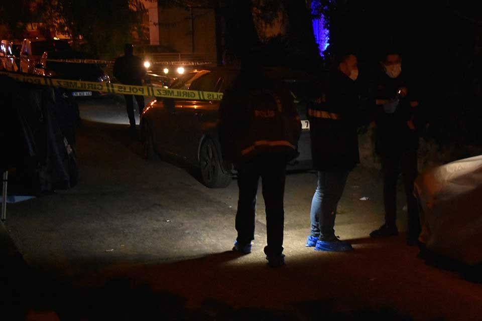 İZMİR'in Buca il&ccedil;esinde, Kenan &Ccedil;okoğullu, sokakta pompalı t&uuml;fekle vurulmuş olarak