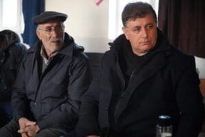 Deprem b&ouml;lgesinde afetzedeler i&ccedil;in dayanışma faaliyetlerini s&uuml;rd&uuml;ren Karşıyaka Belediye Başkanı
