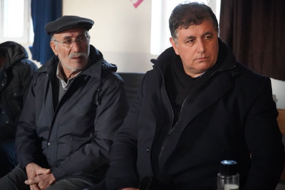 Deprem b&ouml;lgesinde afetzedeler i&ccedil;in dayanışma faaliyetlerini s&uuml;rd&uuml;ren Karşıyaka Belediye Başkanı