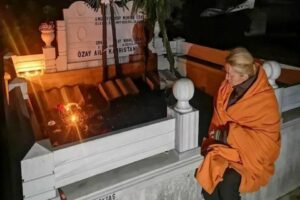 Şarkıcı ve eski manken Tuğba &Ouml;zay'ın şair babası İlhan &Ouml;zay