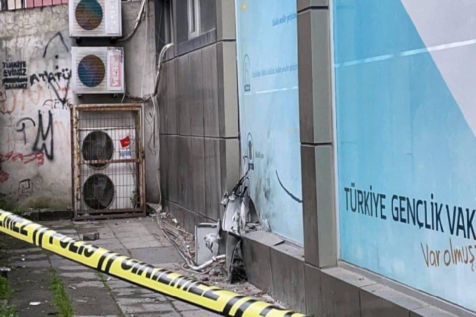 T&Uuml;GVA bombacısının yeni g&ouml;r&uuml;nt&uuml;leri ortaya &ccedil;ıktı. Eylem sırasında &ccedil;arşaf giyen