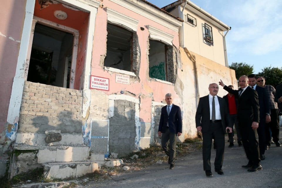 İzmir'de ge&ccedil;en ay 8 bin 459 konut satışı yapıldı. Bu