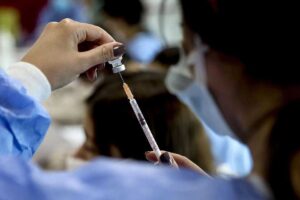 D&uuml;nyada koronavir&uuml;s pandemisiyle m&uuml;cadele devam ederken en &ouml;nemli silah olarak