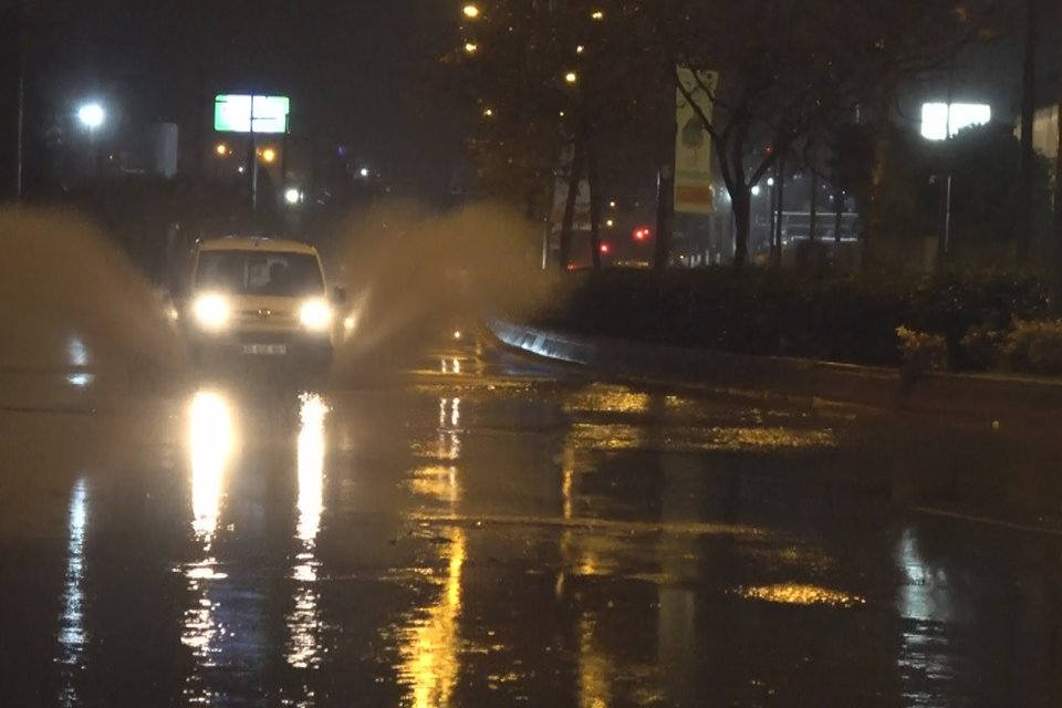 İzmir'de etkili olan kuvvetli sağanak yağış nedeniyle, kentin bir&ccedil;ok cadde