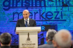 Demo-Day etkinliğinde konuşan B&uuml;y&uuml;kşehir Belediye Başkanı Tun&ccedil; Soyer, İzmir'in ekonomik