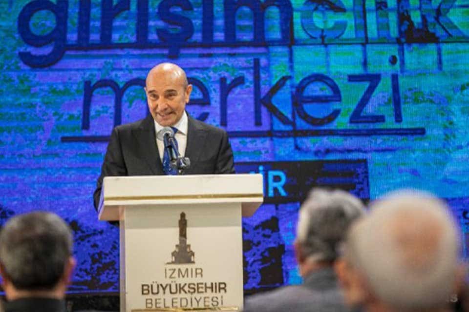 Demo-Day etkinliğinde konuşan B&uuml;y&uuml;kşehir Belediye Başkanı Tun&ccedil; Soyer, İzmir'in ekonomik