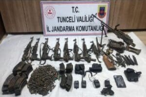 Tunceli'de jandarmanın ter&ouml;r &ouml;rg&uuml;t&uuml; PKK&rsquo;ya y&ouml;nelek d&uuml;zenlediği operasyonda sığınakta ele