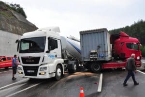 MANİSA Sabuncubeli T&uuml;neli &ccedil;ıkışında 4 TIR ile 3 otomobilin karıştığı