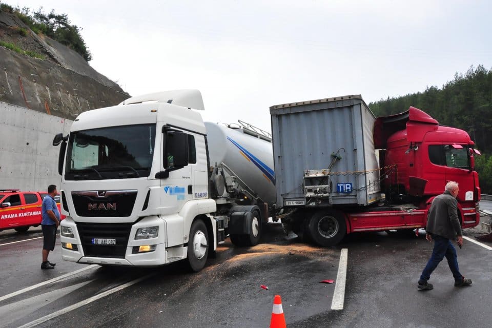 MANİSA Sabuncubeli T&uuml;neli &ccedil;ıkışında 4 TIR ile 3 otomobilin karıştığı