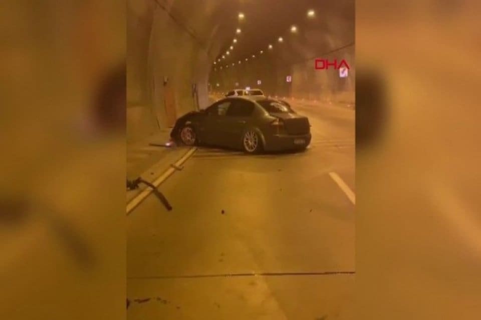 İstanbul'da makas attığı ileri s&uuml;r&uuml;len s&uuml;r&uuml;c&uuml; kaza yaptı. Beyoğlu Kasımpaşa