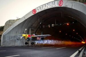 Dünyanın en önemli gösteri pilotlarından biri olarak kabul edilen Red