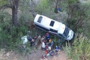 Karadeniz gezisinden d&ouml;nen tur minib&uuml;s&uuml; Tunceli'de şarampole yuvarlandı. Kazada, 3'&uuml;