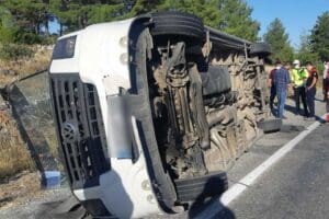 Muğla'da şof&ouml;r&uuml; kalp krizi ge&ccedil;iren tur otob&uuml;s&uuml; karşı y&ouml;nden gelen