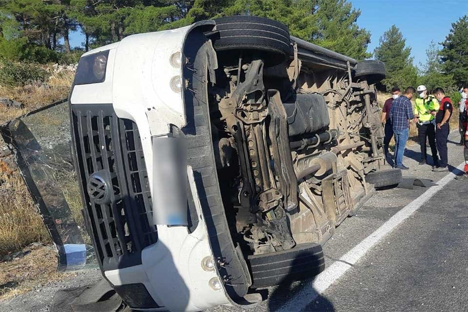 Muğla'da şof&ouml;r&uuml; kalp krizi ge&ccedil;iren tur otob&uuml;s&uuml; karşı y&ouml;nden gelen