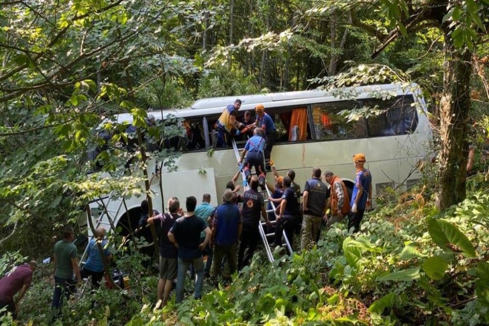 Bursa'nın İneg&ouml;l il&ccedil;esinde kontrolden &ccedil;ıkıp, şarampole devrilen tur otob&uuml;s&uuml; kazasında&nbsp;hayatını