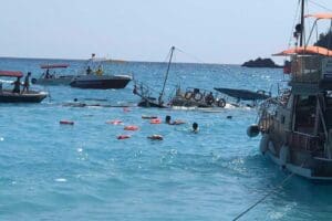Muğla'nın Fethiye il&ccedil;esinde tur teknesi, kıyıya 15 metre kala batarken,