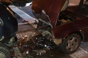 Manisa'nın Turgutlu il&ccedil;esinde, kavşakta 4 otomobilin &ccedil;arpışması sonucu meydana gelen