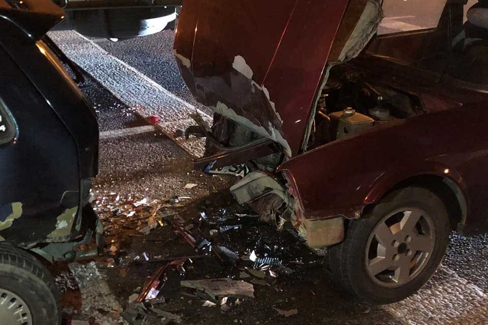 Manisa'nın Turgutlu il&ccedil;esinde, kavşakta 4 otomobilin &ccedil;arpışması sonucu meydana gelen