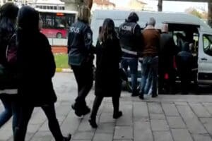 Balıkesir&rsquo;de turizm acentesi &uuml;zerinden ev ve tekne sahiplerini bulup, turistlere