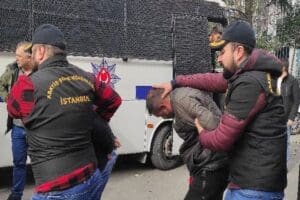 Havalimanından yolcu taşıyan otob&uuml;slerden inen turistleri taksici olduklarını s&ouml;yleyerek tırnak&ccedil;ılık