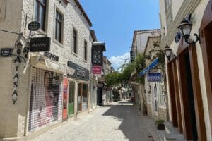 T&uuml;rkiye'nin &ouml;nemli turizm merkezlerinden İzmir'in &Ccedil;eşme il&ccedil;esinde koronavir&uuml;s salgını nedeniyle