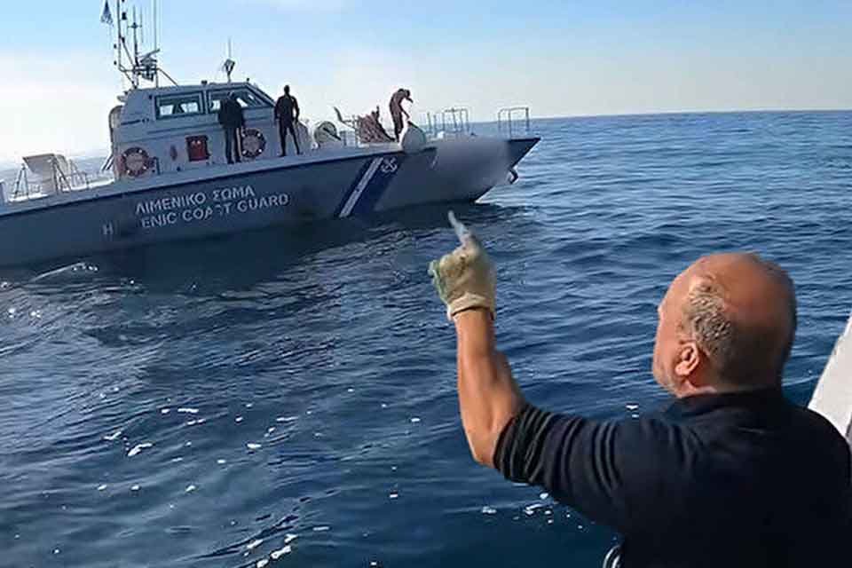 T&uuml;rk balık&ccedil;ılar, Ege'deki Bulama&ccedil; Adası'nda T&uuml;rkiye'nin "yasa dışı balık&ccedil;ılık faaliyetleri"