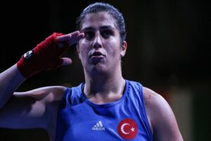 T&uuml;rk boks&ouml;r Busenaz S&uuml;rmeneli, Fransa'nın başkenti Paris'te d&uuml;zenlenen 2020 Tokyo