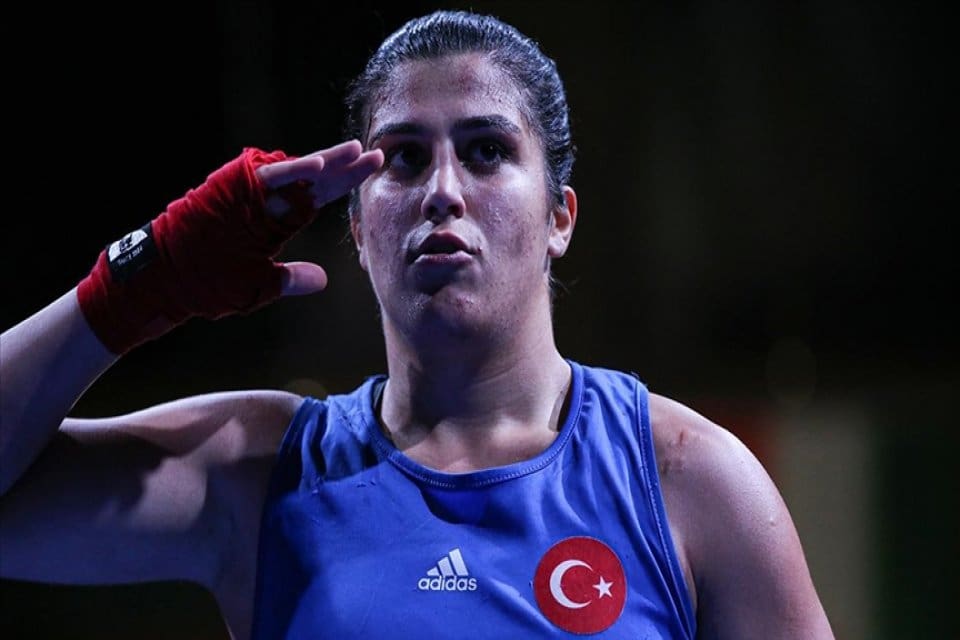 T&uuml;rk boks&ouml;r Busenaz S&uuml;rmeneli, Fransa'nın başkenti Paris'te d&uuml;zenlenen 2020 Tokyo