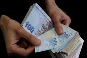 T&uuml;rk-İş, a&ccedil;lık sınırının 2.865 TL'ye, yoksulluk sınırının 9.332 TL'ye y&uuml;kseldiğini