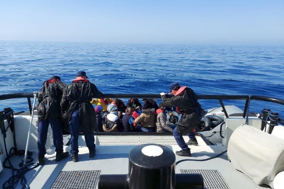 İzmir'in &Ccedil;eşme il&ccedil;esi a&ccedil;ıklarında, Yunan unsunlarınca T&uuml;rk kara sularına lastik