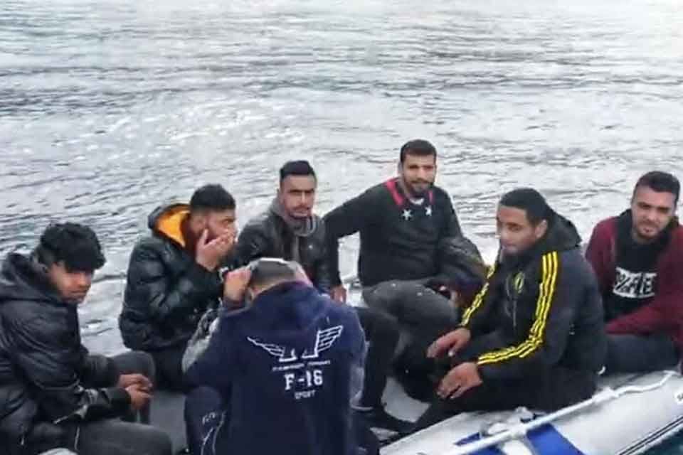 Aydın'ın Kuşadası il&ccedil;esi a&ccedil;ıklarında, Yunanistan unsurlarınca T&uuml;rk kara sularına geri