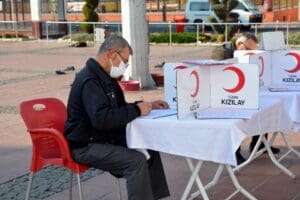 Vatandaşlardan aldığı g&uuml;&ccedil; ve destekle &ccedil;alışmalarını s&uuml;rd&uuml;ren T&uuml;rk Kızılay, İzmir&rsquo;de