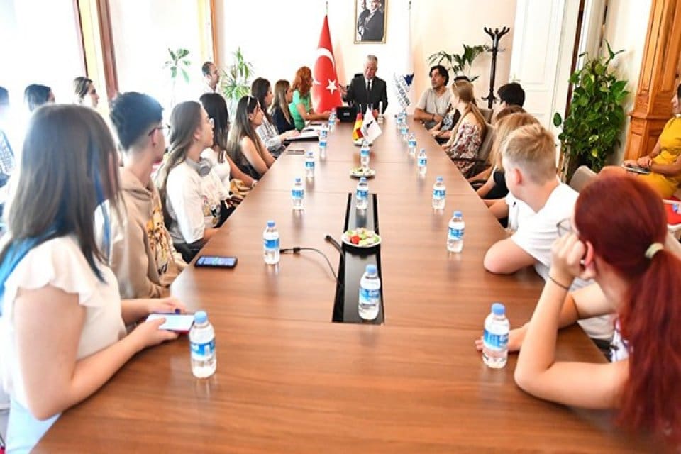 İzmir B&uuml;y&uuml;kşehir Belediyesi Başkan Vekili Mustafa &Ouml;zuslu İzmir&rsquo;deki ve İzmir&rsquo;in