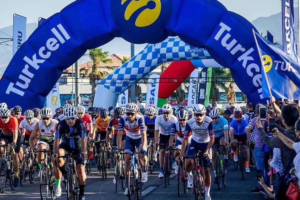 İzmir'de bisiklet tutkunlarını buluşturacak olan&nbsp;Granfondo, 4 Eyl&uuml;l g&uuml;n&uuml; İzmir'de d&uuml;zenlenecek.&nbsp;Etkinlik