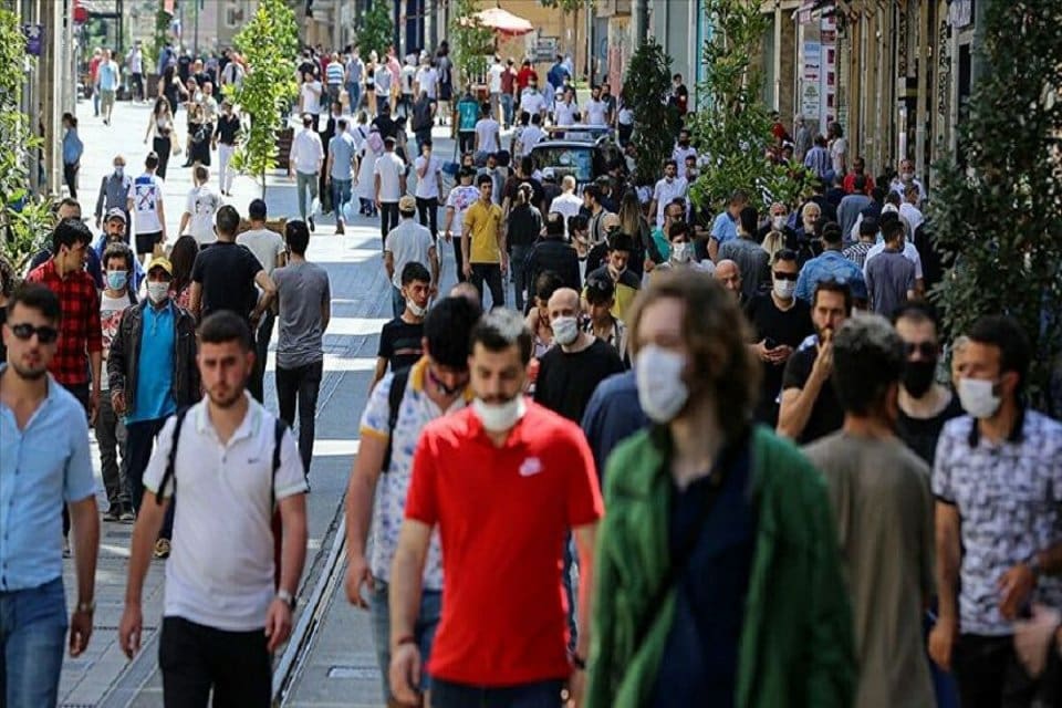 Eğitim ile istihdam bağının koptuğu &uuml;lkede gen&ccedil;ler bor&ccedil;la mezun oluyor.