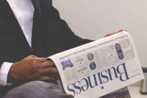 DR. SARPHAN UZUNOĞLU-HAZAL SENA KARACA T&uuml;rkiye&rsquo;de basın-siyaset ilişkisinin tarihsel dinamikleri