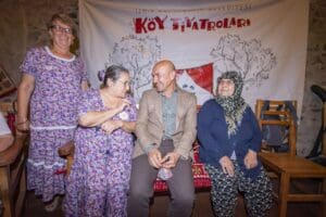İzmir&rsquo;in k&ouml;ylerinden 7&rsquo;den 70&rsquo;e g&ouml;n&uuml;ll&uuml; katılımcılardan oluşan İzmir B&uuml;y&uuml;kşehir Belediyesi