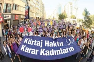 T&uuml;rkiye'de, son 10 yıldır kadınların k&uuml;rtaj yaptırmak i&ccedil;in hastanelere ve